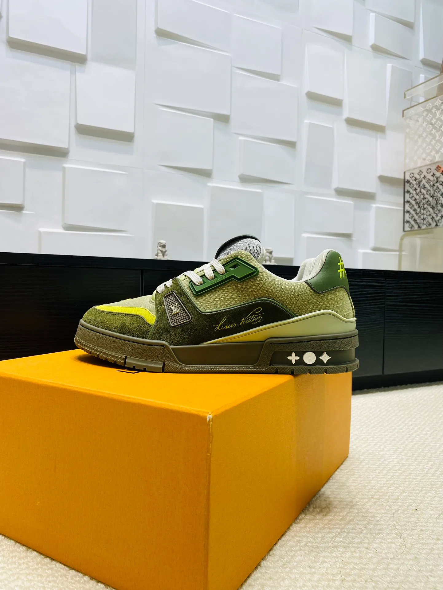 👟👟Ex-factory price 800👟👟 💰💰💰 Hot style 🆕🆕🆕𝙇𝙑 LV Louis Vuitton L House Donkey Brand Trainer Series Couple Style Casual Sports Shoes Skateboard Shoes Original Purchase Development Production Production This pair of LV Trainer sneakers are made of a blend of technical materials with waterproof properties. The meticulously crafted upper is notable for its many signature details, including Louis Vuitton and #54 in script, referencing the year 1854. Exquisite packaging at the delivery counter🛍📦 ▪️Fabrics: Original customized imported cowhide ▪️Inner lining: Original customized breathable mesh ▪️Outsole: Original open-molded non-slip TPU combination outsole ▪️Sole thickness: 3 cm ▪️Size: Women's 35-41 / Men's 38-46